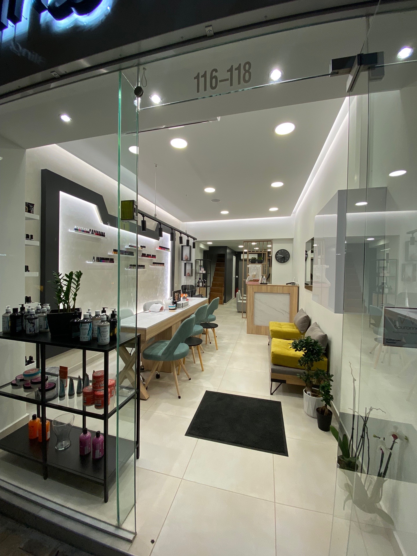 Κατάστημα για νύχια μανικιούρ πεντικιούρ στον Πειραιά